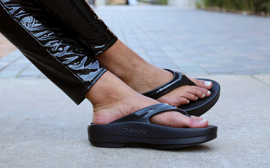 Women's OOFOS OOmega OOlala Recovery oofos Slide Sandals Flip Flop